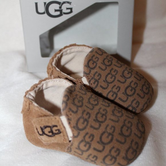 NIB UGG INFANT UNISEX BOYS GIRLS SUEDE LOGO CRIB SHOES CHESTNUT - Picture 1 of 7